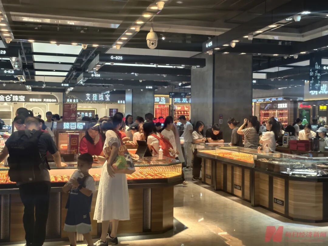 金价直逼1000元/克大关，深圳水贝顾客络绎不绝	，记者实探：有人一单买走1斤多黄金！白银也卖爆